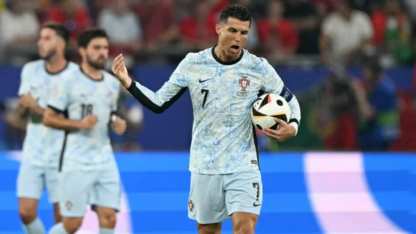 Cristiano Ronaldo explotó tras ser sustituido en la derrota de Portugal Cristiano Ronaldo explotó tras ser sustituido en la derrota de Portugal