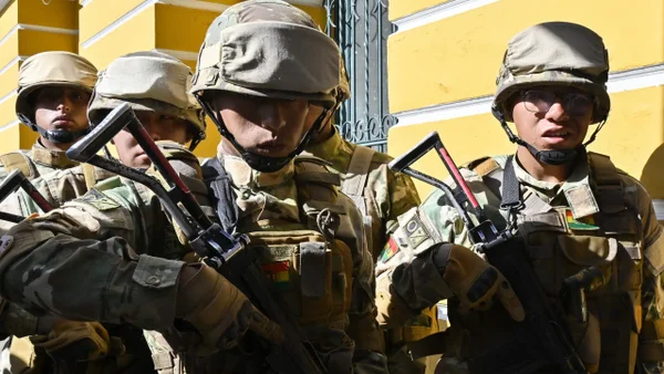 Nuevo comandante del Ejército de Bolivia ordena a militares movilizados retornar a sus unidades