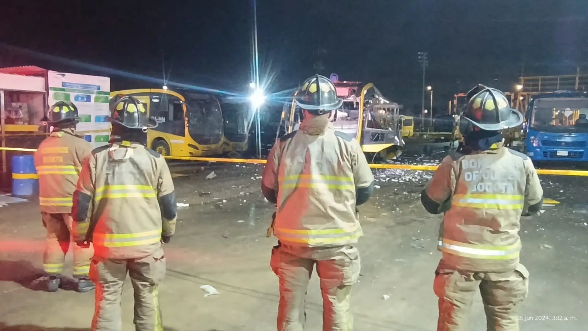 Bomberos atendiendo la situación.