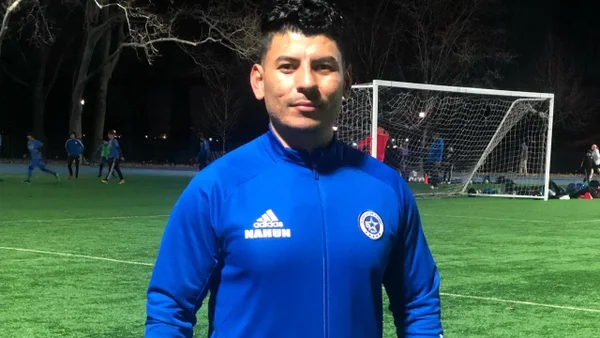 Cumplió el “sueño americano”: de migrante ilegal a fundador de una academia de fútbol