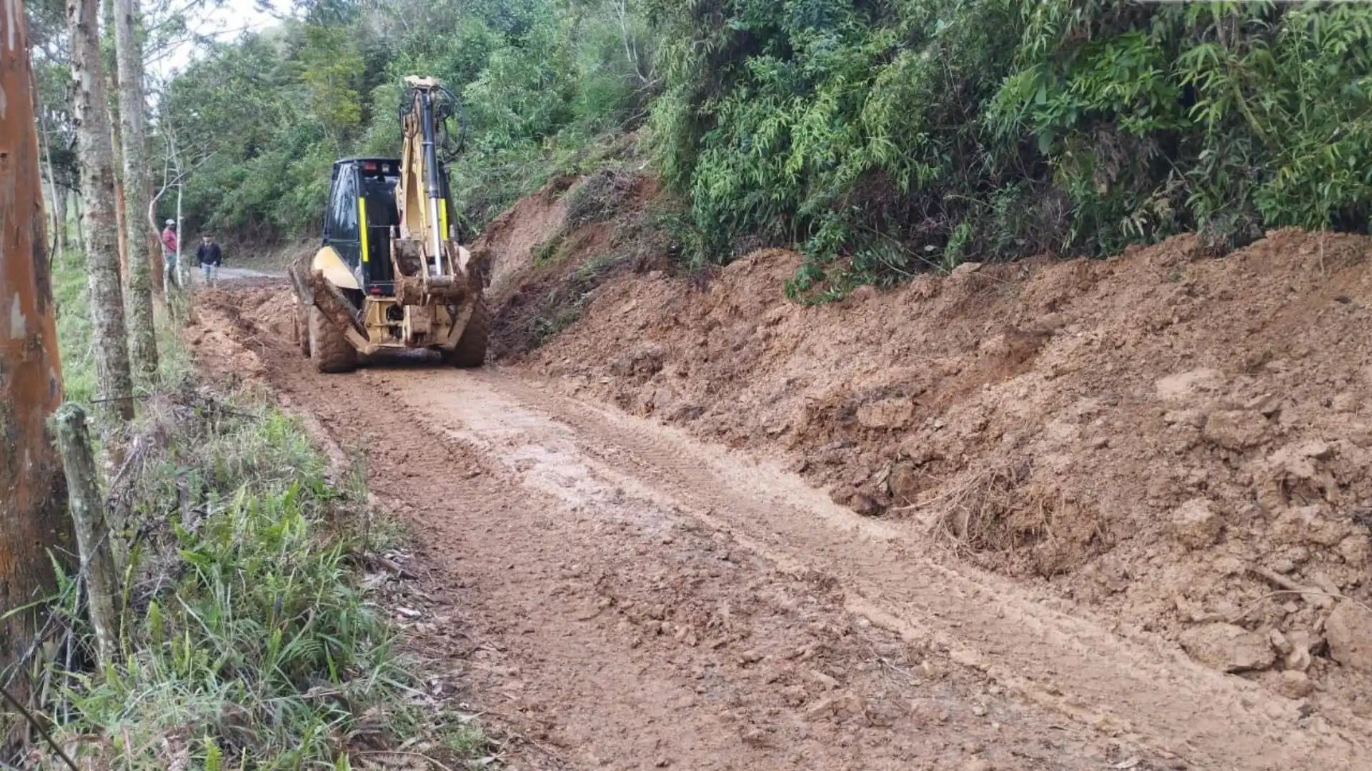 varias vías en Antioquia están cerradas por derrumbes.
