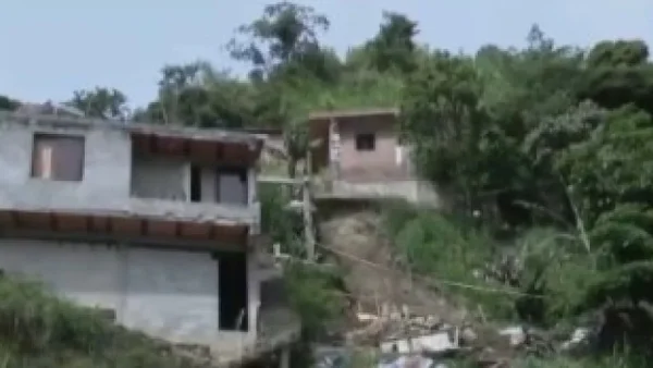 Una mujer falleció en Medellín después de ser sepultada por un deslizamiento de tierra Una mujer falleció en Medellín después de ser sepultada por un deslizamiento de tierra