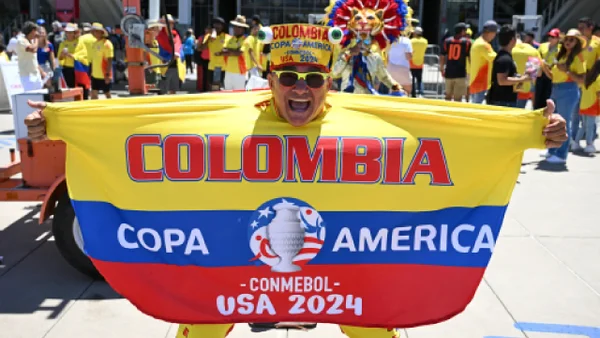 ¡Siempre hay tiempo para el amor! Propuesta de matrimonio en medio de celebración de hinchas de la Selección Colombia