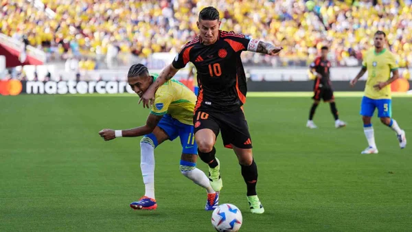 ¡Por poco! El palo impidió que James Rodríguez cantara el primero para Colombia: video