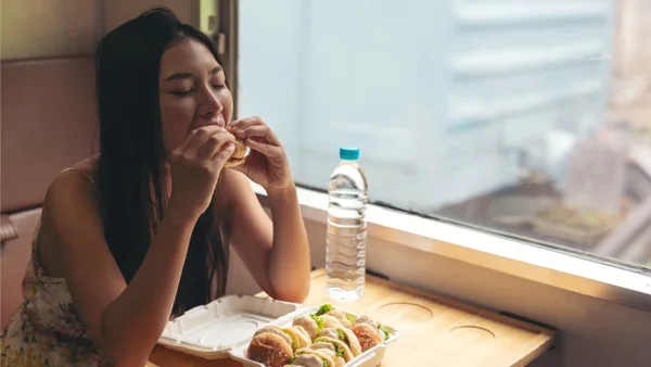 El efecto de beber agua durante las comidas: ¿Beneficio o perjuicio para la digestión?