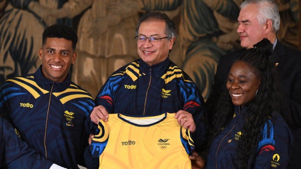 Gustavo Petro entregó el pabellón nacional a delegación olímpica