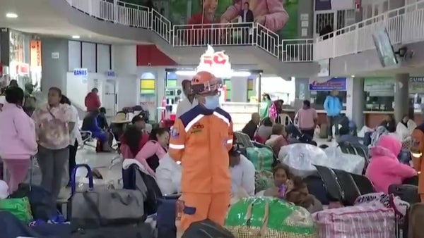 Cientos de viajeros están varados en terminal de Ipiales por bloqueo de camioneros Cientos de viajeros están varados en terminal de Ipiales por bloqueo de camioneros