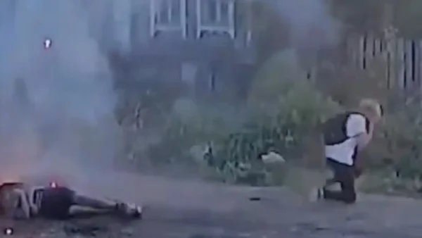 VIDEO| Dos adolescentes fueron alcanzados por una descarga eléctrica tras tocar un cable de alto voltaje en Rusia