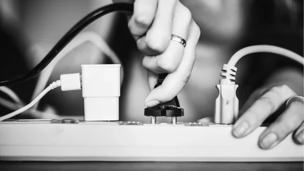 Los electrodomésticos que nunca debería conectar a una regleta porque aumentan el consumo de energía