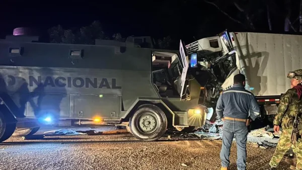 Grave accidente entre un furgón y tanqueta del Ejército dejó un muerto y cinco soldados heridos