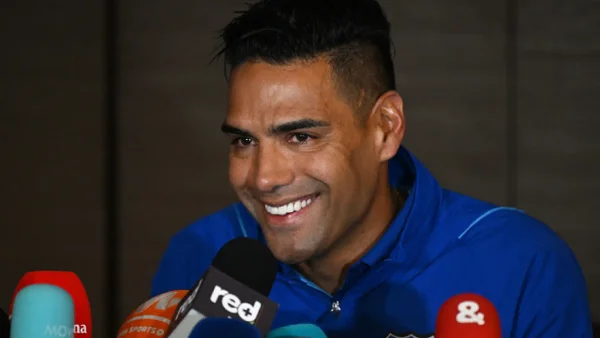 ¡Viva Colombia, viva Falcao! El jugador de fútbol se encuentra por primera vez con la creadora de esta canción