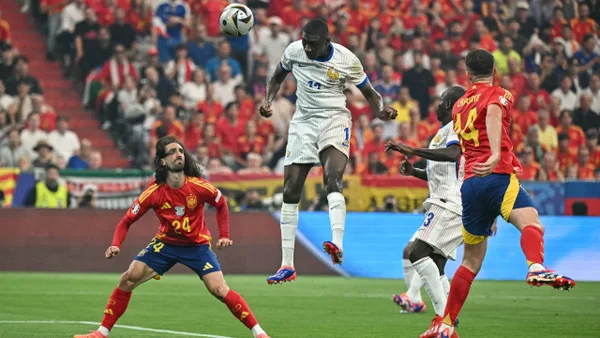 ¡Golazo y Francia arriba! Kolo Muani abre el marcador frente a España con un cabezazo