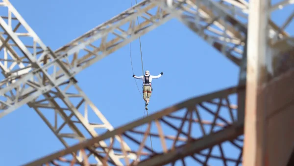 VIDEO| Así se vio el momento en el que un hombre cruzó más de tres kilómetros por una cuerda floja en Italia VIDEO| Así se vio el momento en el que un hombre cruzó más de tres kilómetros por una cuerda floja en Italia