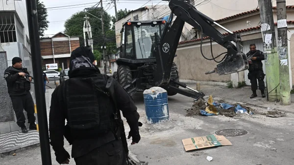 Tensión en Río de Janeiro: despliegan 2.000 policías para desmantelar guerra de milicias y traficantes en favelas