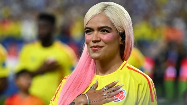 VIDEO: Karol G y Feid fueron captados dándose un beso durante la final de la Copa América