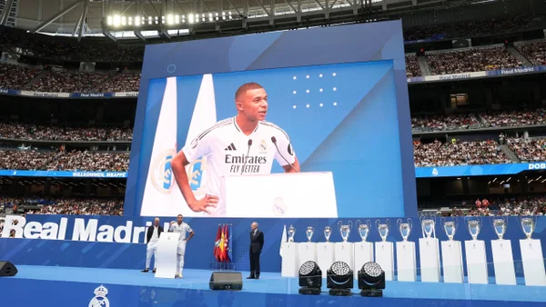 El homenaje de Mbappé a Cristiano Ronaldo durante su presentación en el Real Madrid