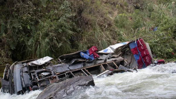 Al menos 20 muertos tras la caída de un bus a un abismo en Rumichaca, Perú Al menos 20 muertos tras la caída de un bus a un abismo en Rumichaca, Perú