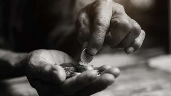 Bajó la pobreza extrema y monetaria en Colombia: ¿Cuántas personas están en esa condición?