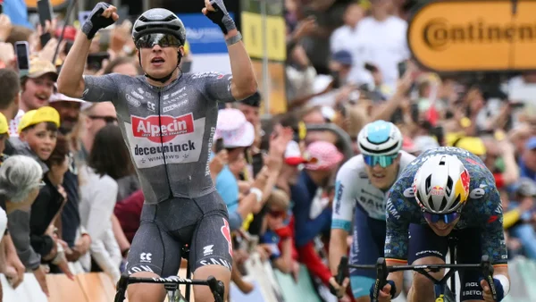 Jasper Philipsen se quedó con la etapa 16 del Tour de Francia en un gran sprint