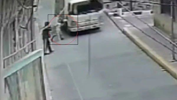 Un conductor de un furgón atropelló a un niño de 9 años en Bogotá y huyó