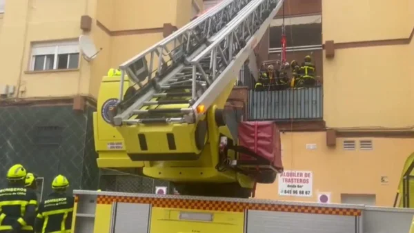 Hombre de 300 kilos fue evacuado por un balcón y trasladado en grúa para recibir atención médica en España