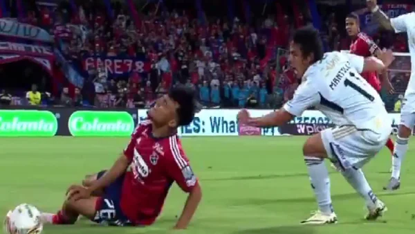 La tarjeta roja que el VAR omitió a Daniel Mantilla de Millonarios causó polémica en el DIM