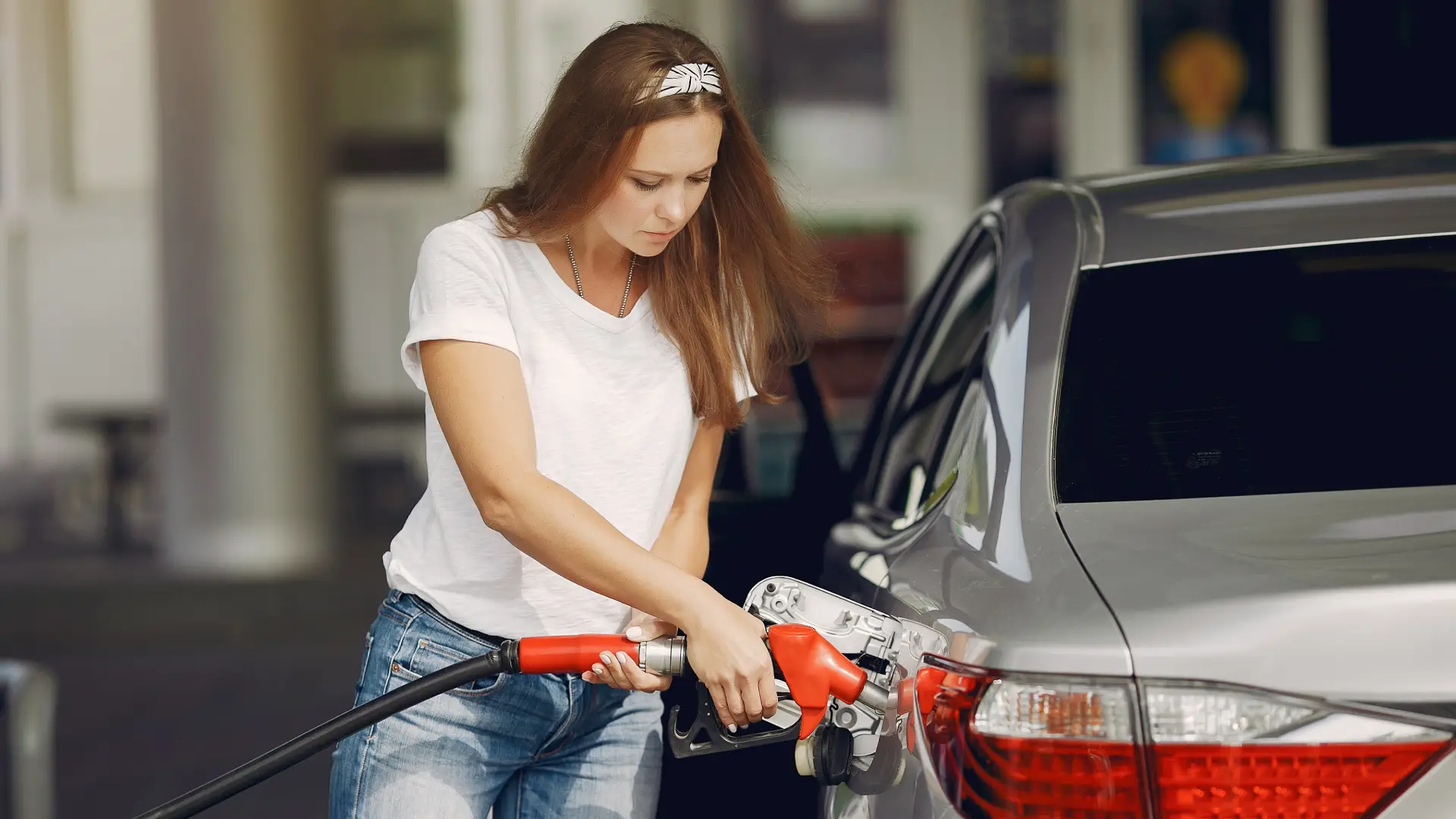 Por qué los carros se deben tanquear apagados
