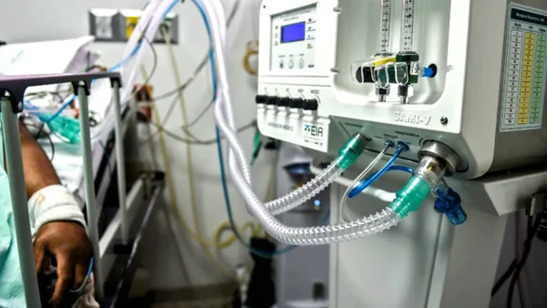 En UCI joven que habría sido lanzado desde un puente en Bogotá por robarle su patineta electrica