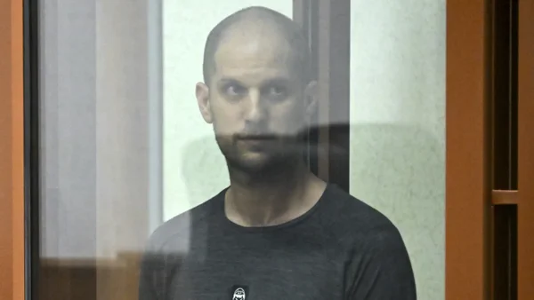 Periodista estadounidense sentenciado a 16 años de prisión por espionaje en Rusia