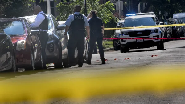 Video de cámara corporal reveló como un policía atacó a una mujer en su domicilio en Illinois