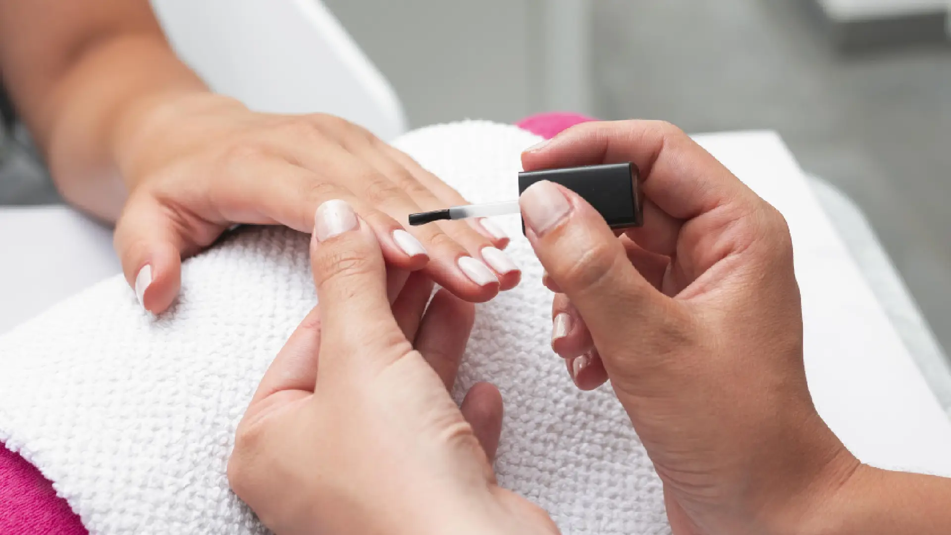 Los efectos en las uñas por lámparas UV y procesos de retiro de esmalte semipermanente