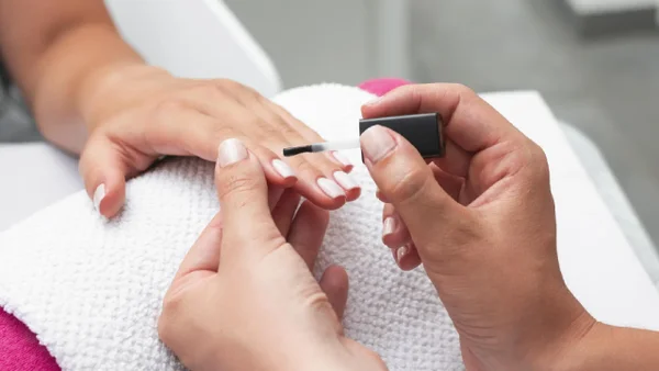 Los efectos en las uñas por uso de lámparas UV y procesos del esmalte semipermanente