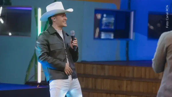 ¡Nuevo look! Luis Alfonso se puso contentoso y sorprendió a sus seguidores con su nuevo color de cabello