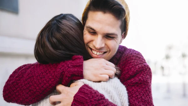 El poder terapéutico de los abrazos: La ciencia detrás de este acto afectivo para la salud