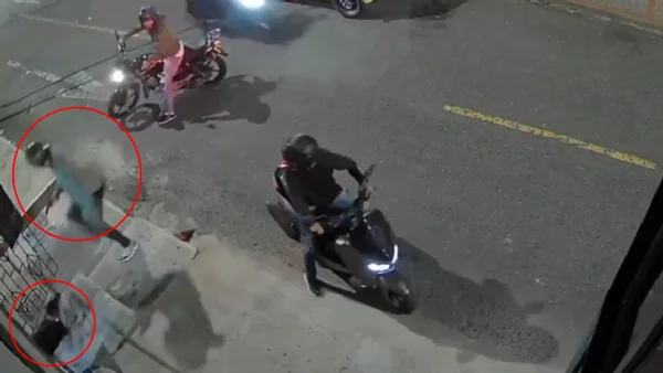 En video: valiente perrito evitó el robo de una moto a mano armada en Medellín En video: valiente perrito evitó el robo de una moto a mano armada en Medellín