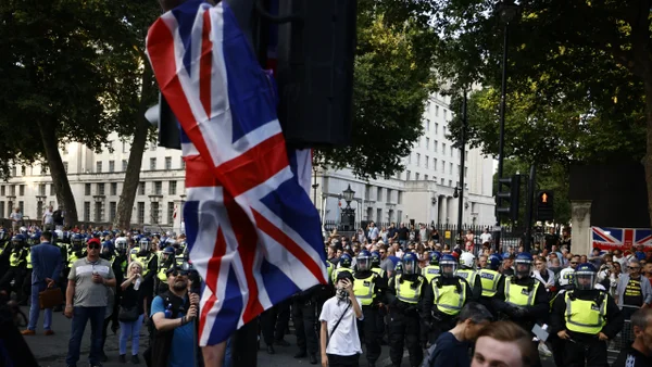 Nuevos enfrentamientos en Reino Unido tras la muerte de tres niñas en ataque con cuchillo