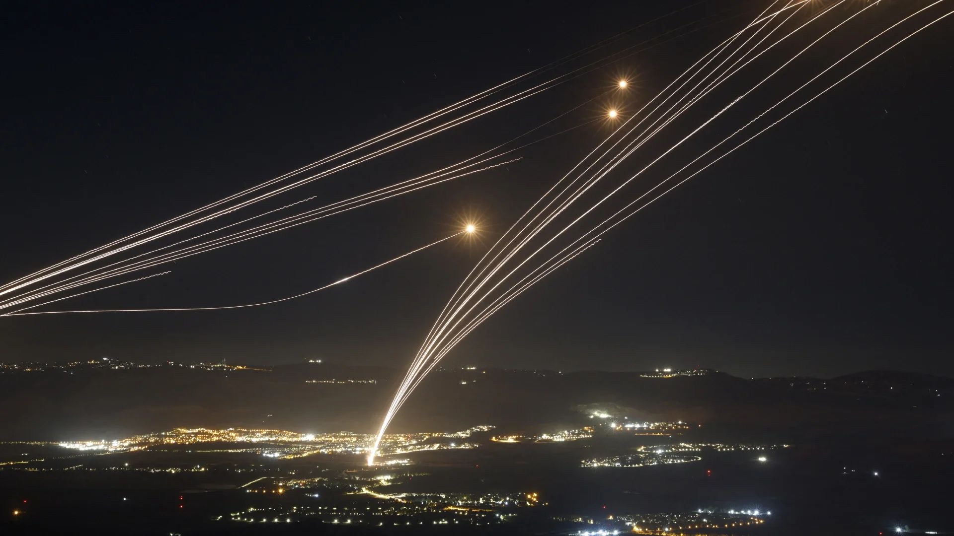 Ataque contra Israel: Hezbolá asegura haber lanzado "decenas" de cohetes