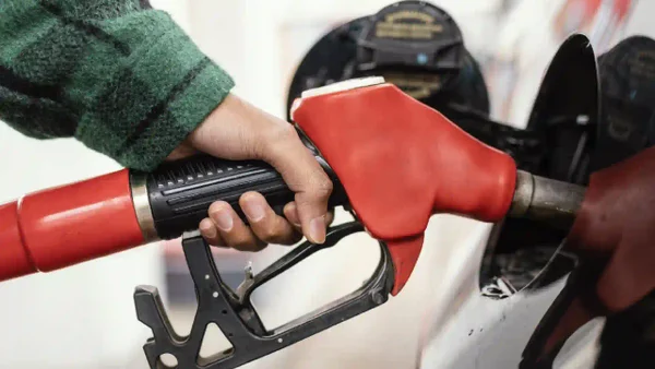 ¡Atención! La gasolina tuvo este incremento en 13 ciudades del país