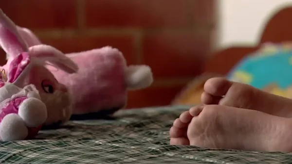 Madre vendía fotos y videos sexuales de su hija de 8 años a pedófilos en el extranjero