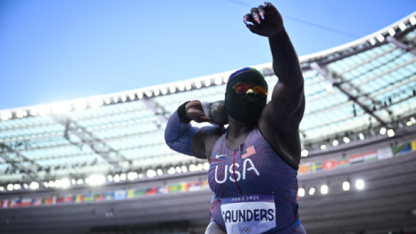 Ella es Raven Saunders, la deportista enmascarada que se ‘roba’ las miradas en París 2024