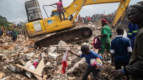En Uganda, fallecieron ocho niños luego de un derrumbe en medio de un vertedero