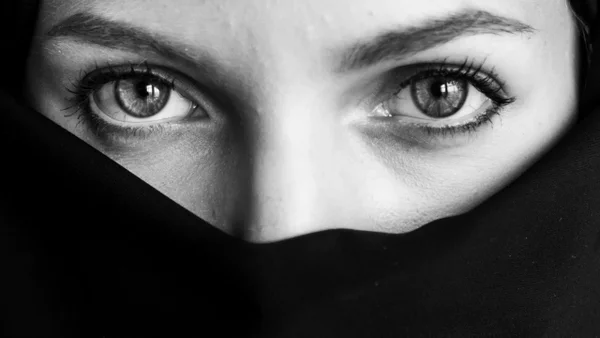 Mujer iraní quedó con parálisis tras ser baleada por no usar el velo islámico Mujer iraní quedó con parálisis tras ser baleada por no usar el velo islámico