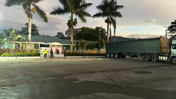EN VIDEO| Así se trató de ocultar más de una tonelada de clorhidrato de cocaína en dos tractomulas