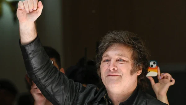 Milei "oficializó" su relación con una presentadora de TV, ¿de quién se trata?