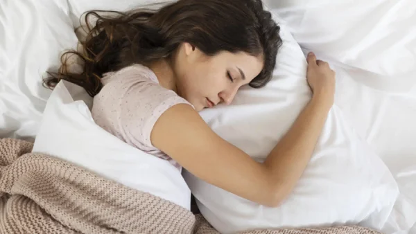 ¿Por qué algunas personas tiemblan al dormir? Estas son las causas