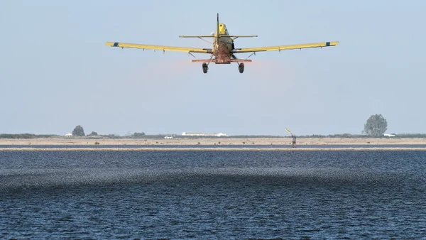 En video| Un avión de exhibición cayó al mar mediterráneo