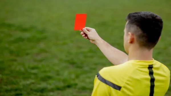 Futbolista en Perú fue expulsado por orinar en el campo de juego: vea el video viral Futbolista en Perú fue expulsado por orinar en el campo de juego: vea el video viral