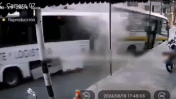 En video: así fue el grave accidente de bus que dejó dos muertos y al menos 17 heridos en un barrio de Medellín