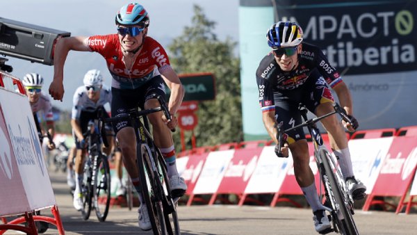 Perdió etapa en la Vuelta a España por celebrar antes: video del error de Lennert Van Eetvelt Perdió etapa en la Vuelta a España por celebrar antes: video del error de Lennert Van Eetvelt