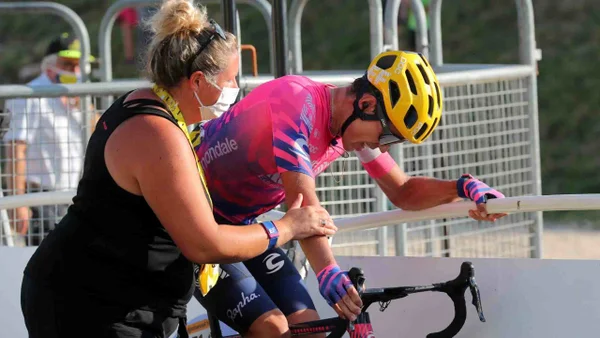 Rigoberto Urán fue evacuado en ambulancia, tras fuerte caída en La Vuelta 2024: video